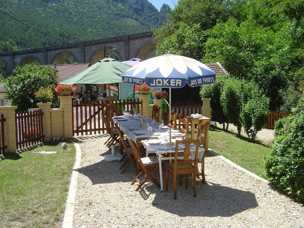 Aux Quatre Saisons Axat Bed & Breakfast Екстериор снимка