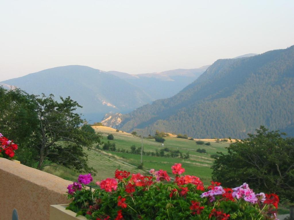 Aux Quatre Saisons Axat Bed & Breakfast Екстериор снимка
