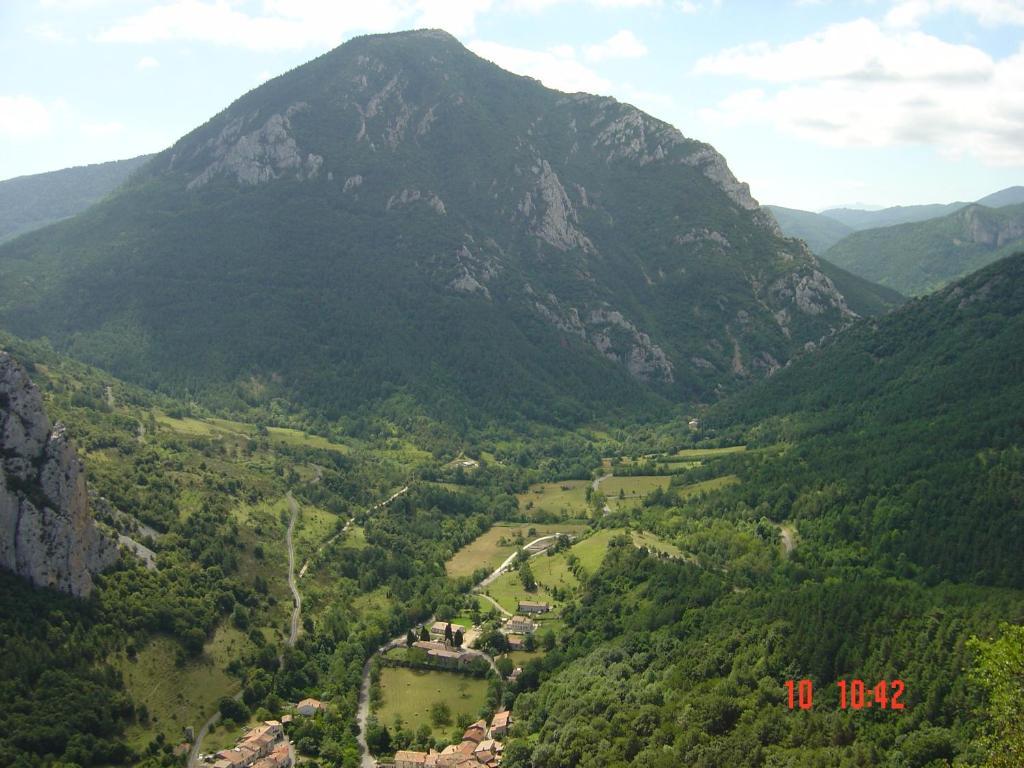 Aux Quatre Saisons Axat Bed & Breakfast Екстериор снимка
