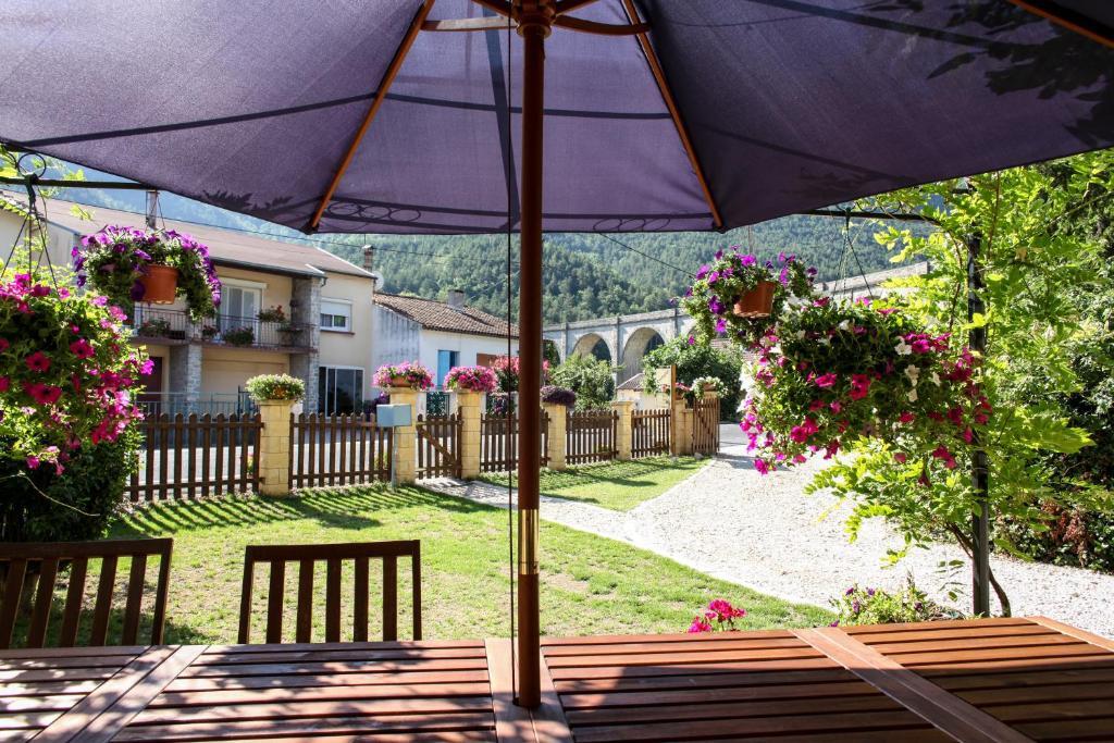 Aux Quatre Saisons Axat Bed & Breakfast Екстериор снимка