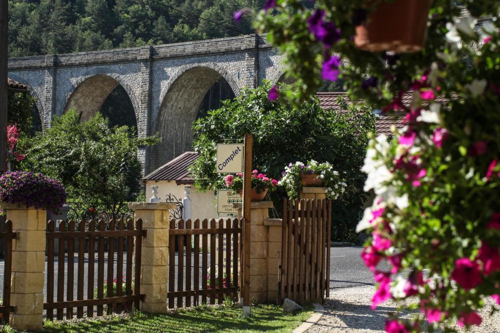 Aux Quatre Saisons Axat Bed & Breakfast Екстериор снимка